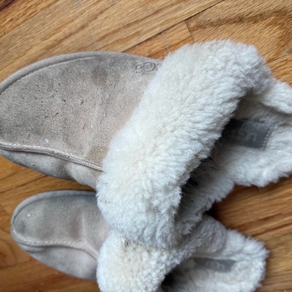 UGG slippers size 8 - Picture 12 of 13